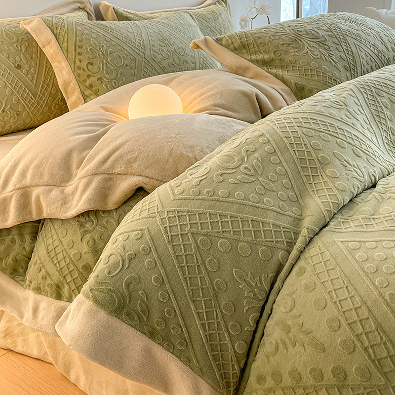 Cama de terciopelo de leche tallada de alta gama de lujo ligero de cuatro piezas de terciopelo de coral de invierno de doble cara más funda de edredón de sábana de terciopelo de tres piezas
