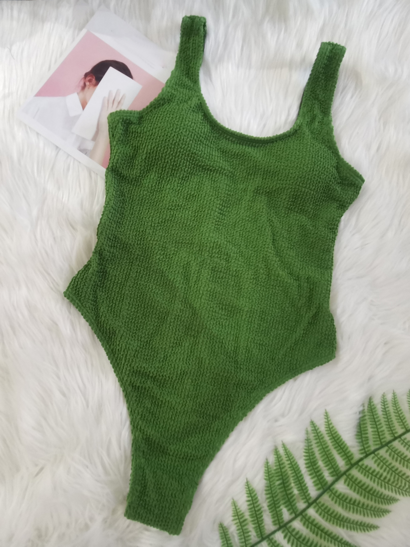 Tejido especial al aire libre de deportes europeos y estadounidenses, cascada ondulada de color caramelo, traje de baño delgado y sexy para mujeres