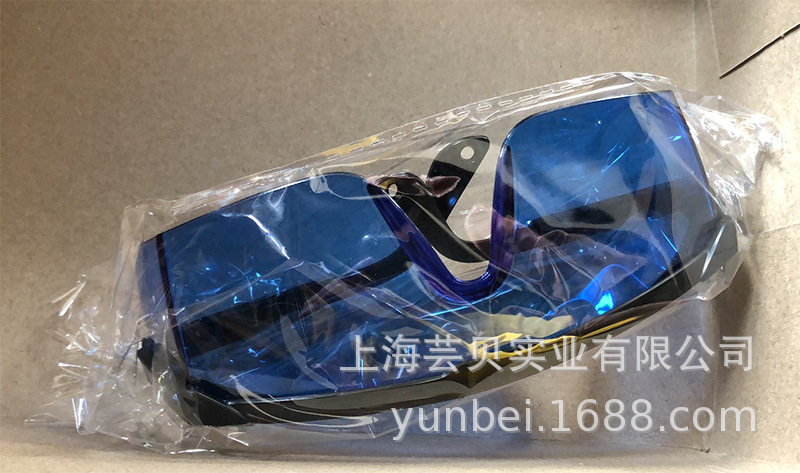 浅蓝色护目镜.jpg
