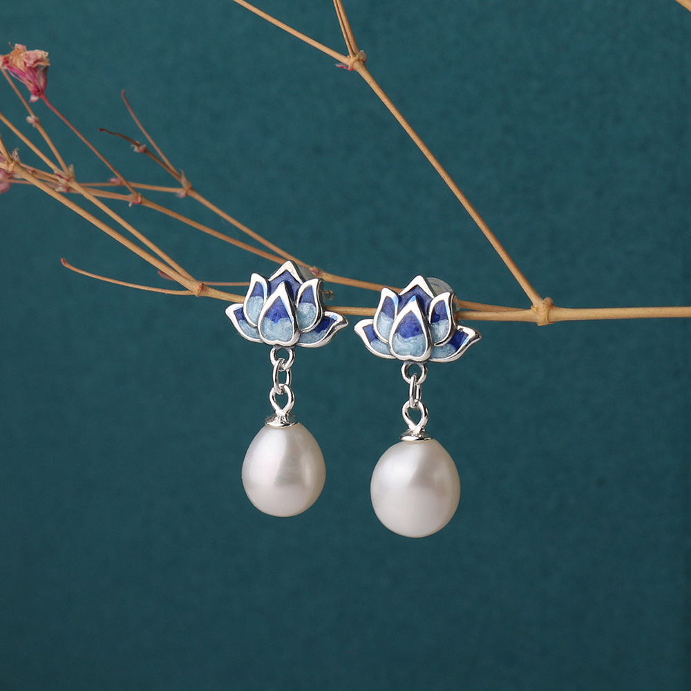 Retro two-color earrings from pearl drop-shaped