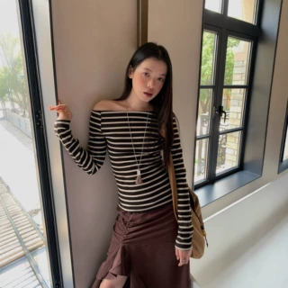 诠释美 NEWOPEN 25秋时尚复古涤棉长袖斜肩领条纹t恤上衣女F6503