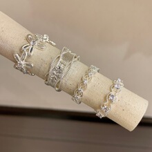 �������ʯ������˿�οս�ָŮС����Ƹи���ʱ�г���ָ������