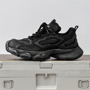 �¿�������ʿ�r�к�ךW��վ���e��ɫ�ϵ�Ь�г����ٴ����\��Ь