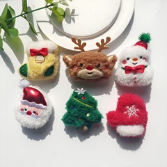 クリスマスぬいぐるみアクセサリーかわいい漫画ブローチクリスマスツリー雪だるまヘラジカ老人靴靴下人形アクセサリー