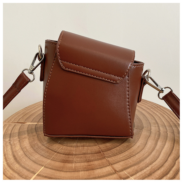 Women's Small Pu Leather Solid Color Vintage Style Magnetic Buckle Crossbody Bag display picture 31