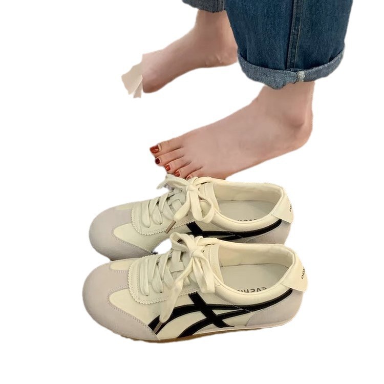 Las celebridades de Internet son delgadas y casuales, los zapatos blancos de cuero plano de entrenamiento alemán, las nuevas zapatillas antideslizantes de fondo suave de todo fósforo de verano 2025 para mujer