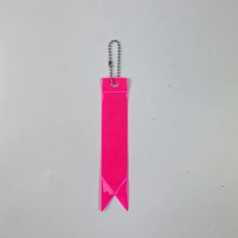 Venta caliente transfronteriza 13 colores colgante reflectante serpentina PVC reflectante bolsa colgante llavero fluorescente fabricante spot