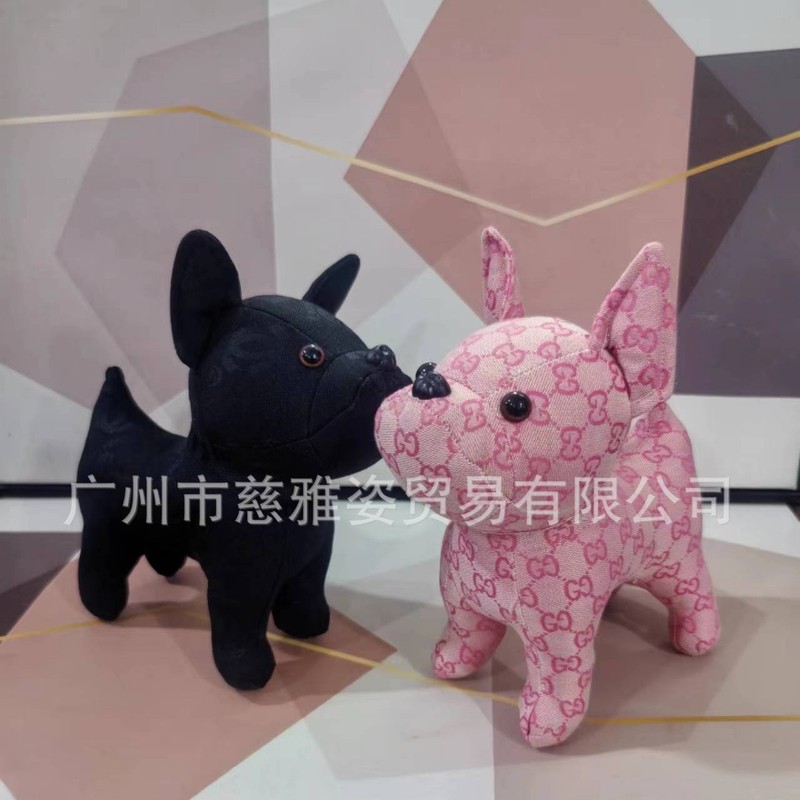 卸売り法斗の子犬の子供の人形の自動車の客間は人形のぬいぐるみのおもちゃの祝日の贈り物を並べます。|undefined
