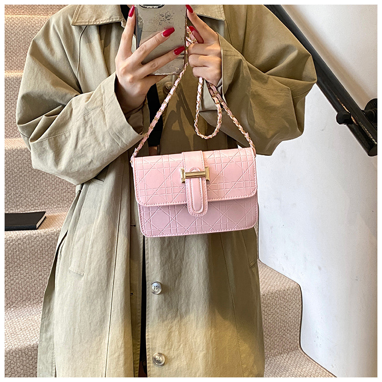This stylish, high-quality, and trendy hand-held crossbody bag is a new cross-border women's bag for autumn and winter 2024. It features a checkered commuter single-shoulder bag undefined