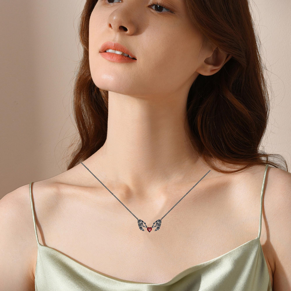 Collana con pendente a forma di mano di scheletro cuore gothic_voghion.com