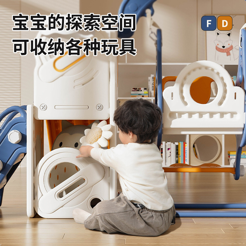 滑り台の室内の家庭用子供はぶらんこの赤ちゃんの満1歳のプレゼントのおもちゃの小型家庭の滑り台を登ります。|undefined