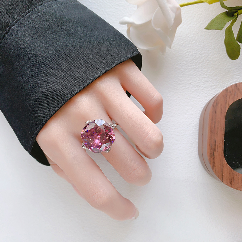 2024 Zhuangshengsheng Jewelry Fondo de cobre chapado en oro simulación de moda retro corindón gordo anillo cuadrado femenino al por mayor 16*16