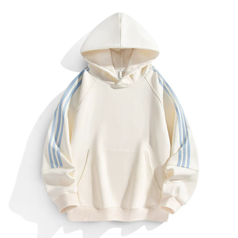 Этой же парой одежды для мужчин и женщин весной 2025 года