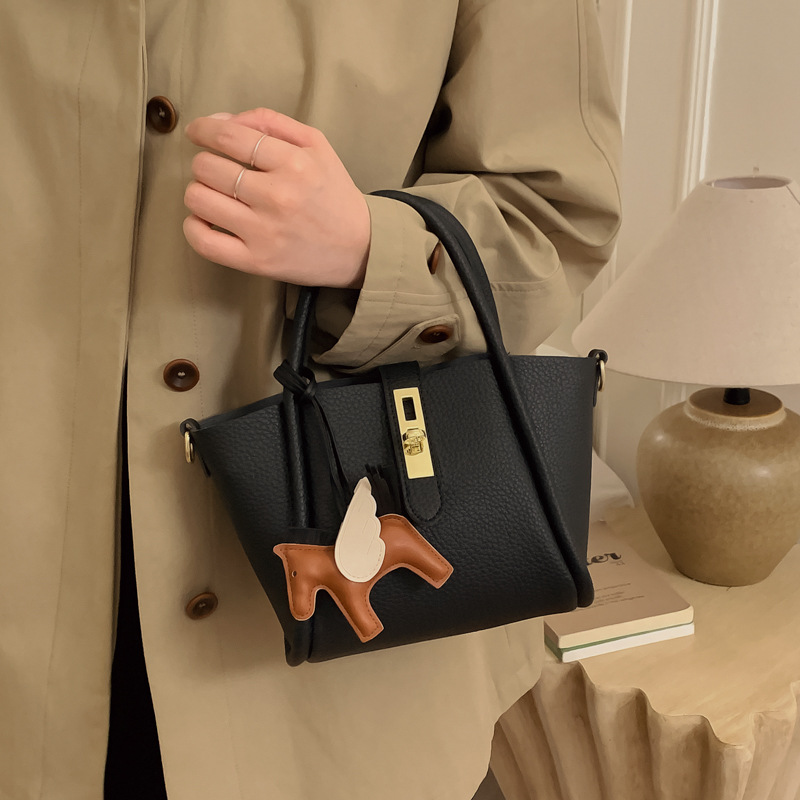 Bolsa de balde de agua de lichi estilo extranjero bolso de ocio coreano 2025 nuevo viaje de hombro mochila para mujeres