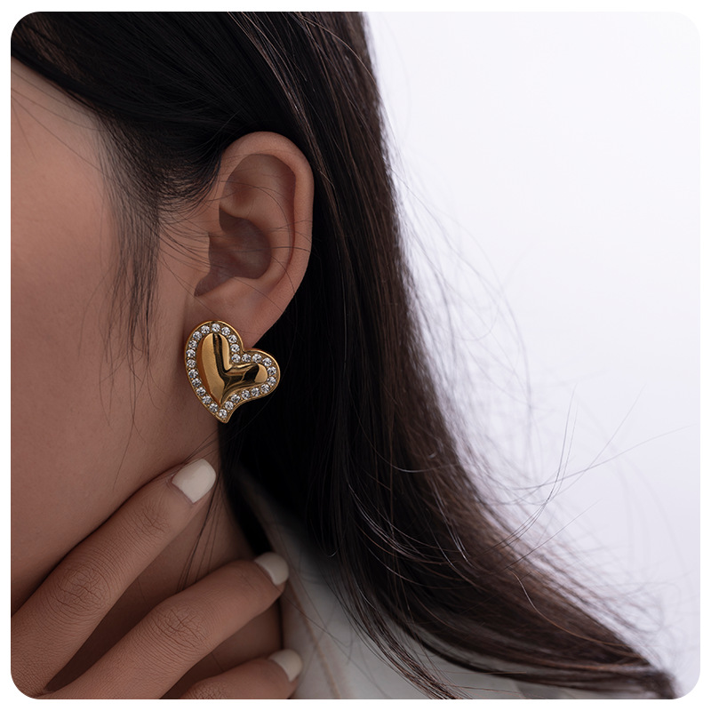 Alta Europa y América acero inoxidable lujo ligero nicho amor mariposa zircon puntos de aluminio pernos de acero joyas de orejas diarias versátiles
