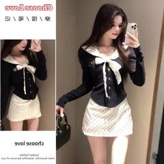 純粋な欲望の子供の襟のバンドのtシャツのスーツの女性の秋冬の高い腰の波はお尻の半身のスカートを包んで長袖の上着を修理します。