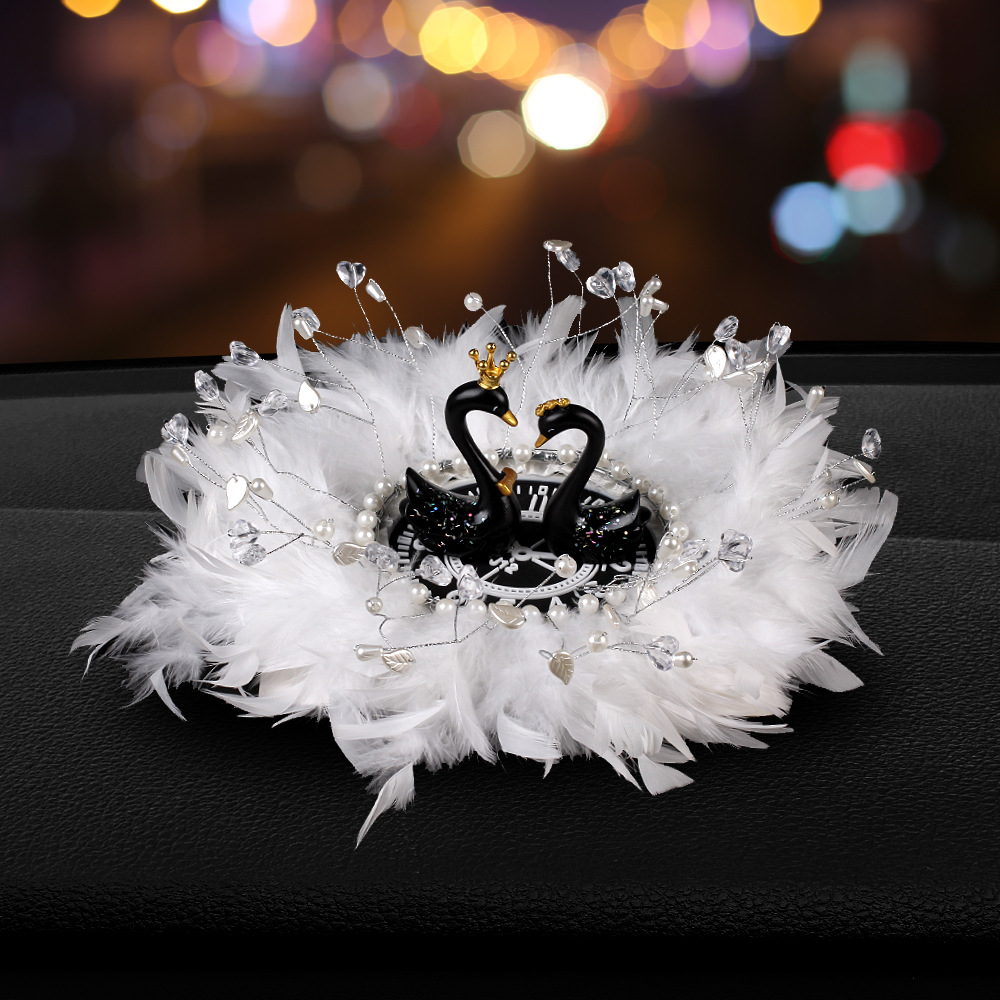 Cignes lindos y hermosos de alta calidad, adornos de automóviles, almohadillas antideslizantes de plumas de automóviles, artículos de decoración de consola central