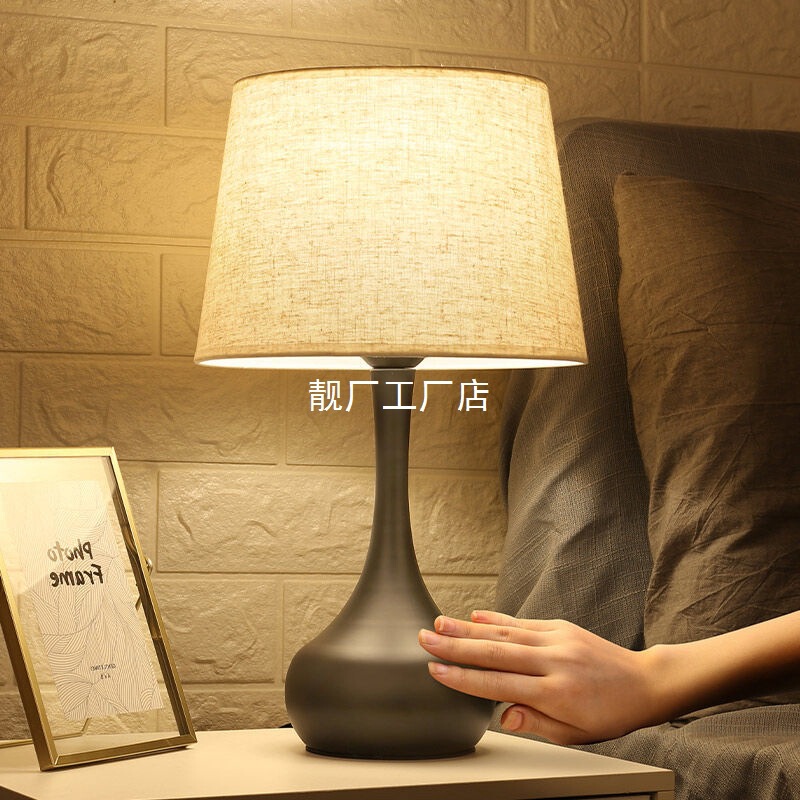 American-style bedside lamp, warm and cozy, suitable for the master bedroom, perfect for weddings, with touch-sensitive dimming and a small night light function American-style bedside lamp, warm and cozy, suitable for the master bedroom, perfect for weddings, with touch-sensitive dimming and a small night light function