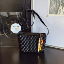 高级感褶皱水桶包女2025 秋季韩版i潮流百搭单肩包小众设计斜挎包