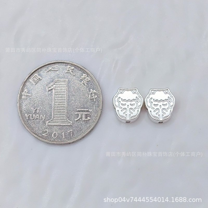 999 pure silver cartoon-style simple drawing of a little sheep, used as a charm bead or spacer bead for handmade DIY braided bracelets, pure silver sheep zodiac accessory