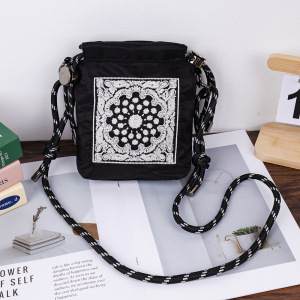 검정 캐슈 플라워 크로스백