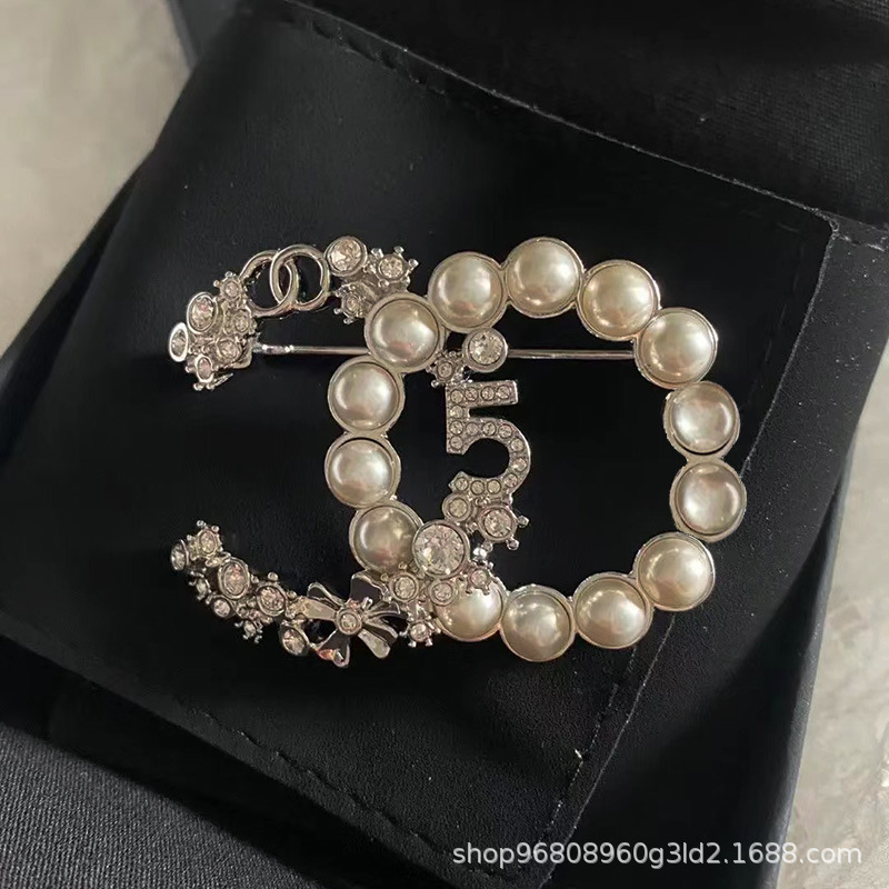 Chanel style pearl brooch high-end female Xiangjia niche temperament high-grade corsage autumn and winter clothes suit pin 2023