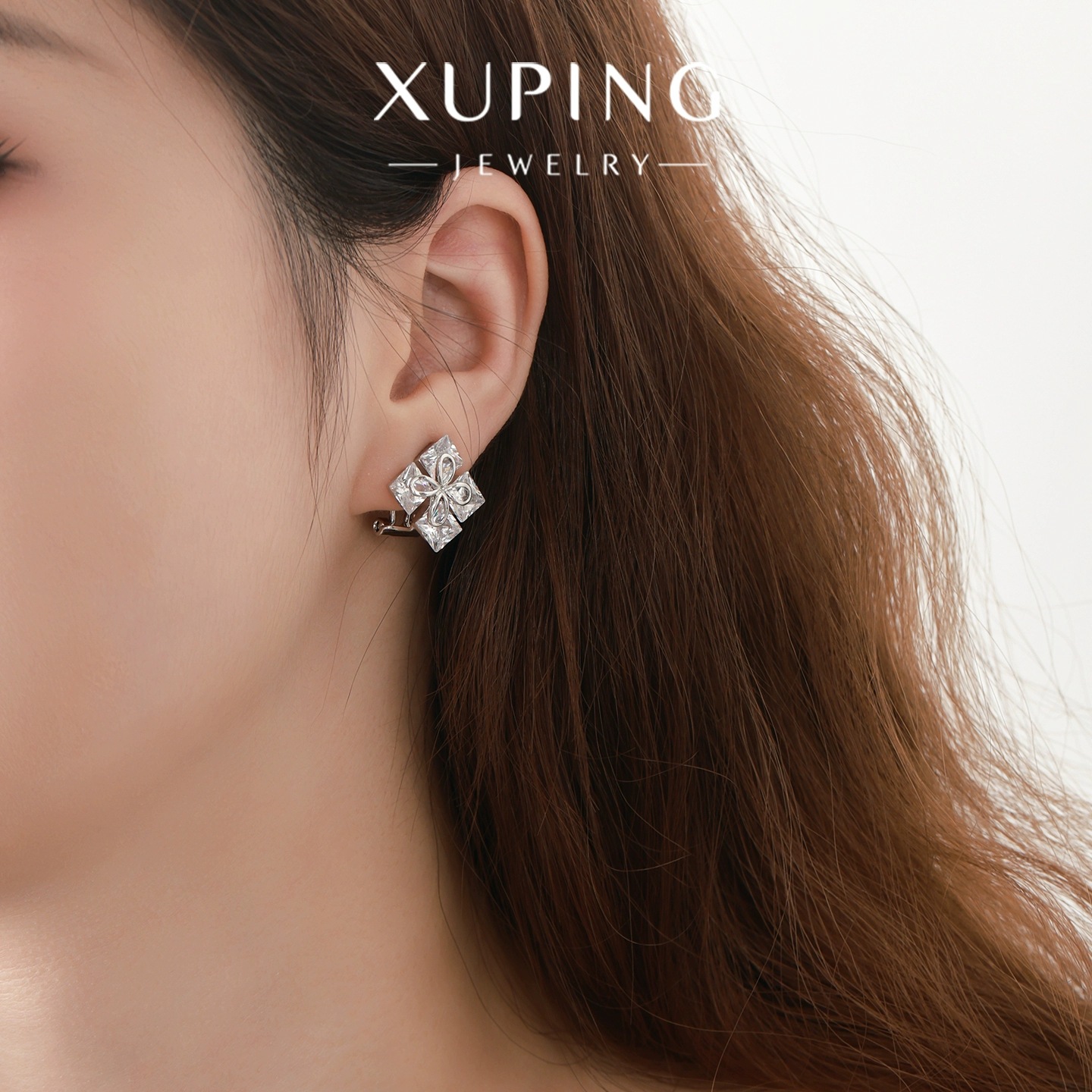 Xuping moda temperamento incrustado de zircon artificial cuatro hojas pernos brillante lujoso ligero pernos otoño invierno pernos