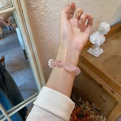 天然のマダガスカルの粉晶のブレスレットの女性芙蓉の石の馬の粉の水晶のピシュピストのブレスレットの桃の花の手は原石を刺します。