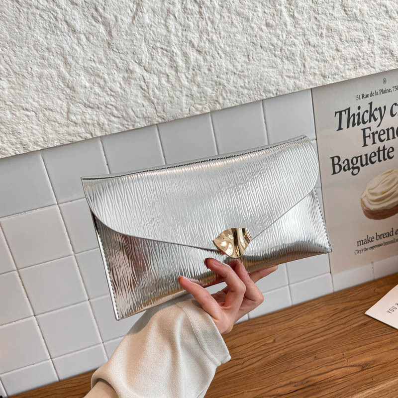 2026 primavera nuevo sobre ligero de lujo bolso de mano de mujer simple botón de metal de moda bolsa de banquete de temperamento casual