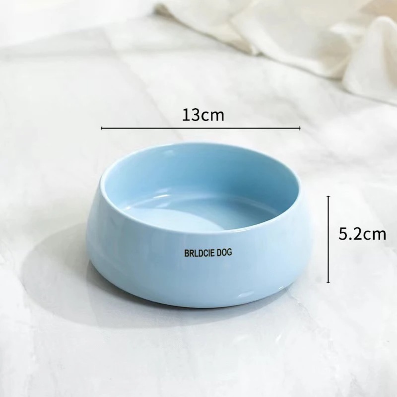 韓国のペットの陶磁器は口を閉じて食べます。|undefined