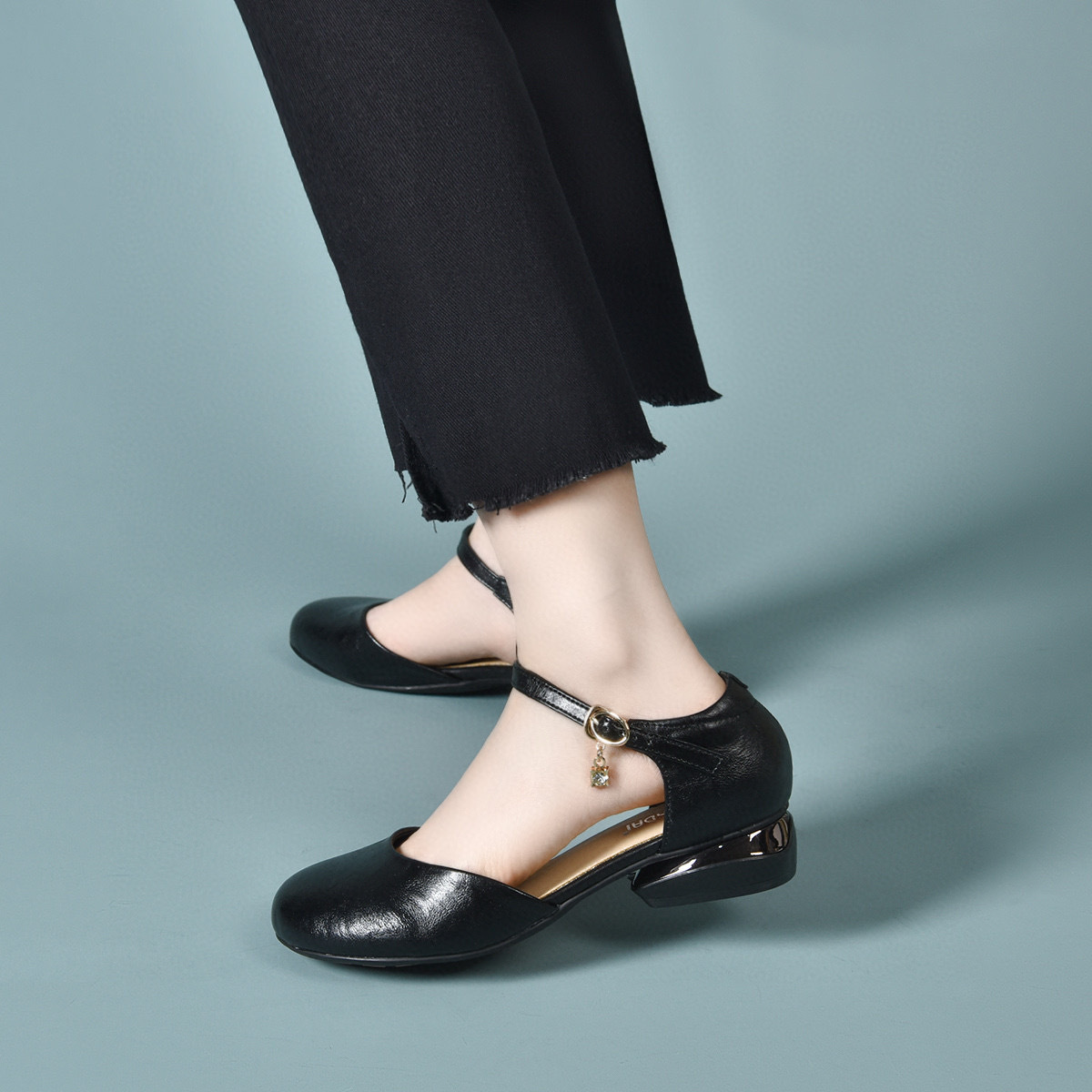 Sandal nữ da thật mũi kín quai ngang gót vuông thấp — đen chi tiết 3