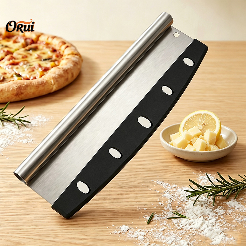 Manufacturer's Ready-Made Pizza Cutter Rolled Edge Handle Pizza Scimitar 430 Half-Moon Baking Pizza Shaker Noodle Cutter