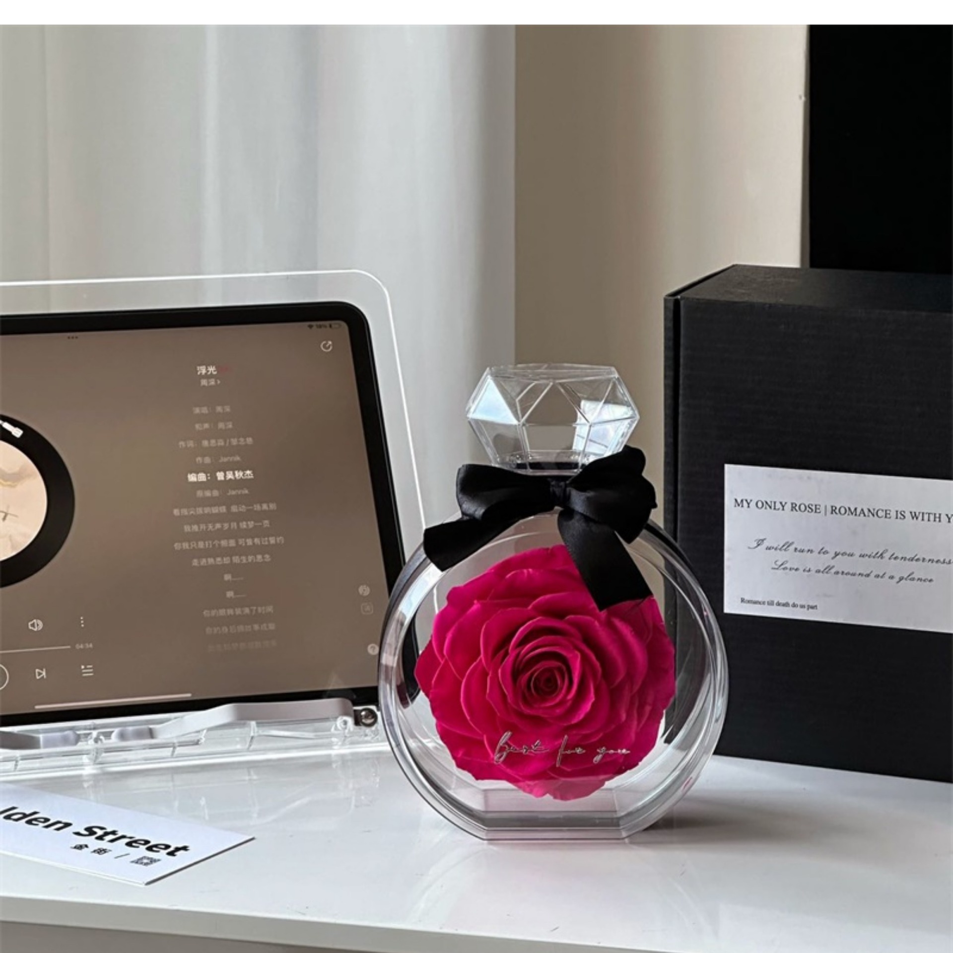 Flor eterna Botella de perfume rosa Caja de regalo de acrílico terminado Regalo de flor real del día de San Valentín Flor eterna Adornos de alta calidad