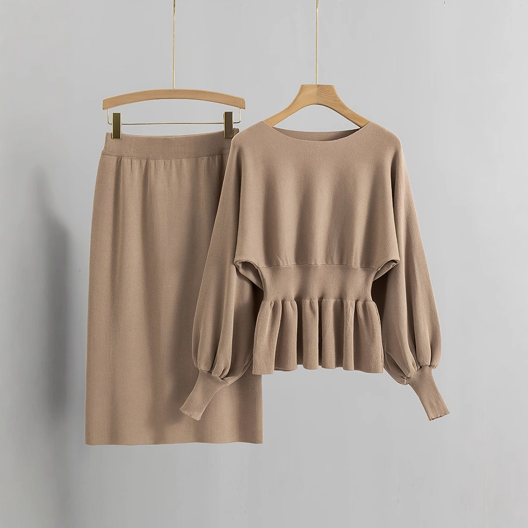 Conjunto elegante de duas peças em malha canelada – saia lápis de cintura alta e blusa por dentro da saia para looks de outono que valorizam a silhueta._voghion.com
