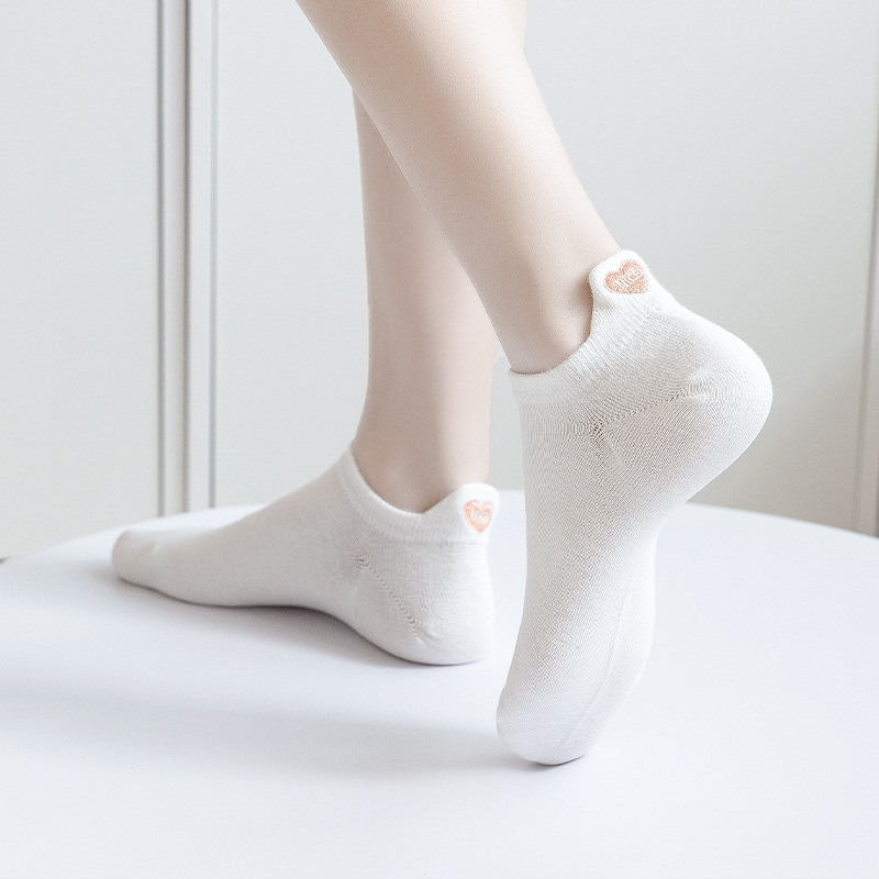 Calcetines de mujer de verano delgados superficial absorción de sudor calcetines transpirables talón bordado para elevar las orejas calcetines blancas al por mayor