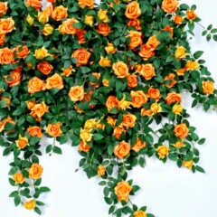 バラの花のベランダの吊り花の偽の花のエアコンのパイプをシミュレーションして壁面の緑の植栽のプラスチックの壁掛けの花の装飾の植物を遮ります。