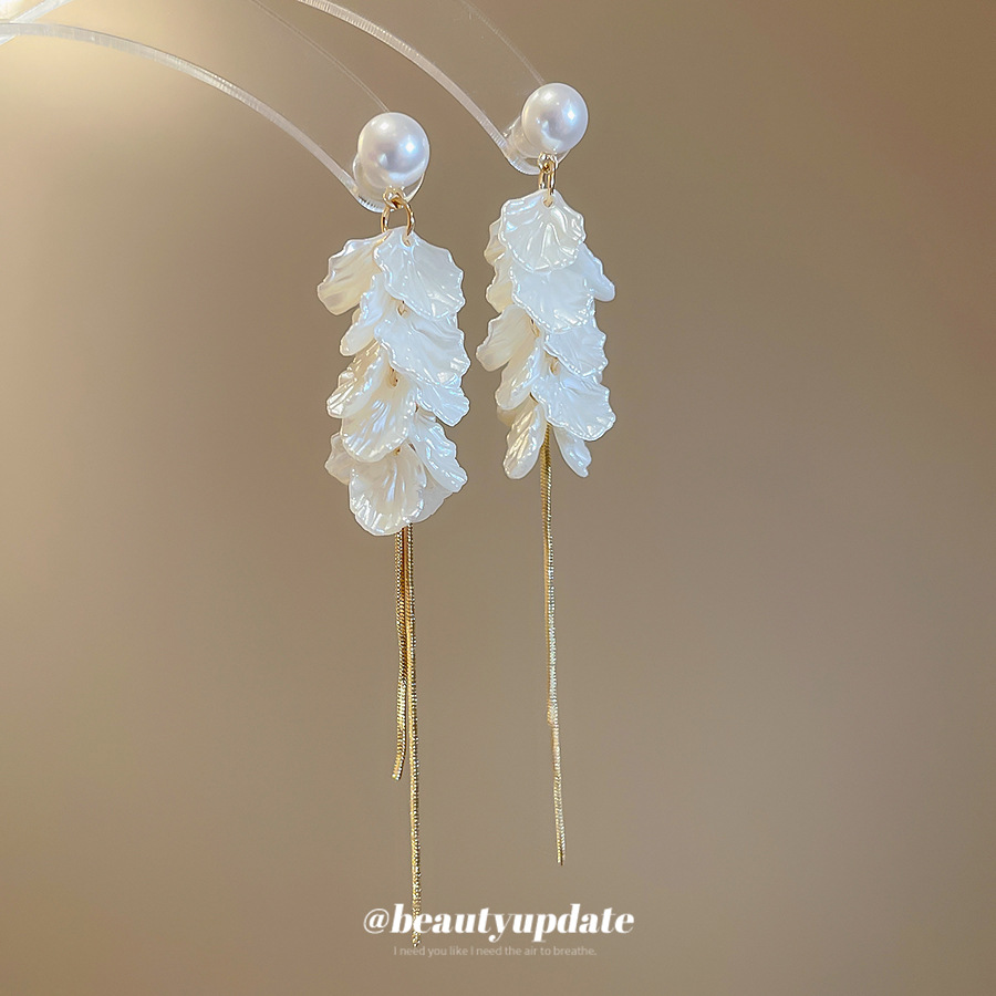 Pendientes de borla de pétalo blanco perla de plata Pendientes retro francés femenino Pendientes de todo fósforo de temperamento Diseño de nicho