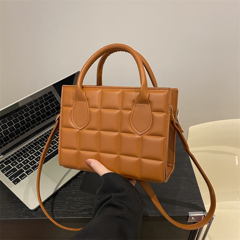 2024 nueva bolsa de mensajero de hombro pequeña bolsa cuadrada para mujeres Bolso de color sólido de estilo coreano de moda de este año para mujeres