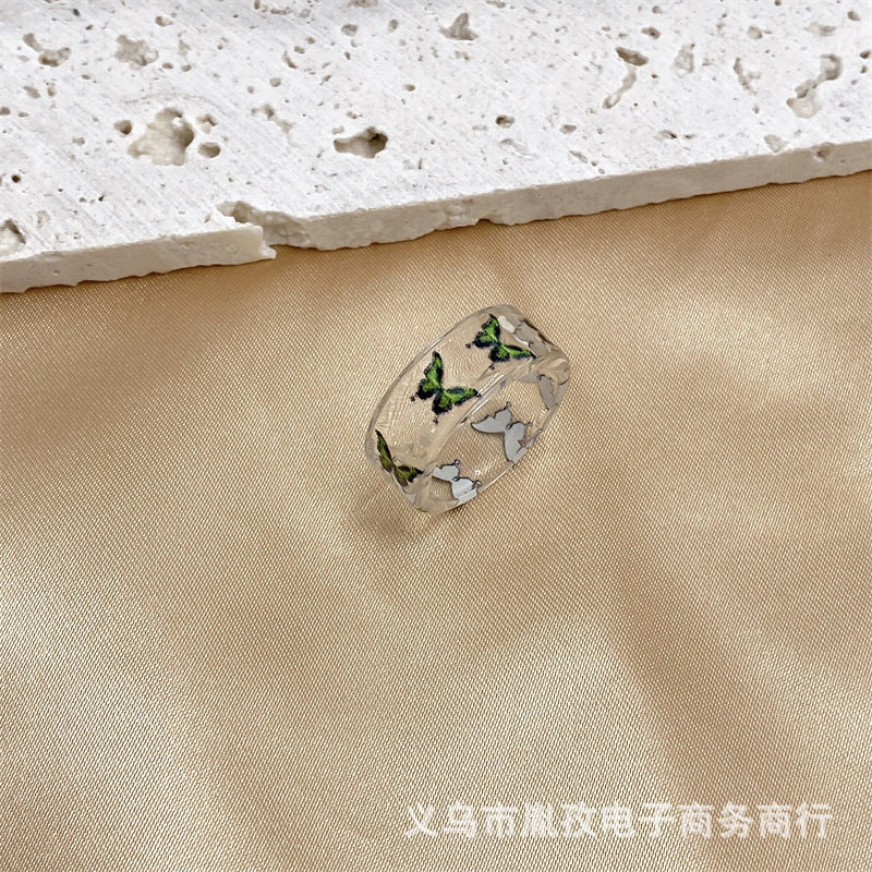 Europeo y americano transfronterizo popular transparente color simple moda mariposa cerrado anillo de resina acrílica estilo ins anillo