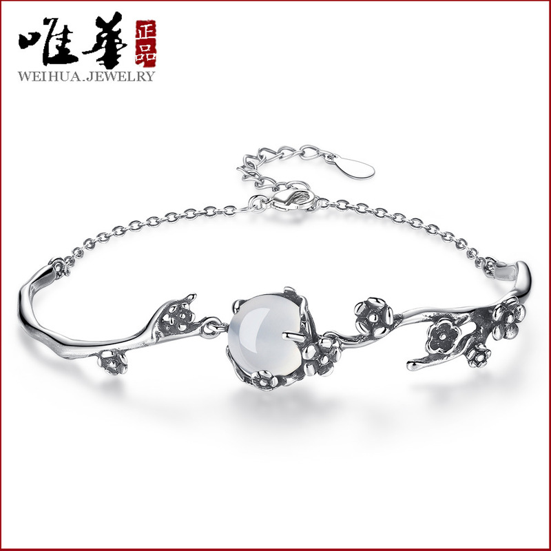 Korean version of the Moon Hanmei Mei bracelet ladies fashion plating Gutai silver moonlight white chalcedony hand jewelry wholesale Korean version of the Moon Hanmei Mei bracelet ladies fashion plating Gutai silver moonlight white chalcedony hand jewelry wholesale