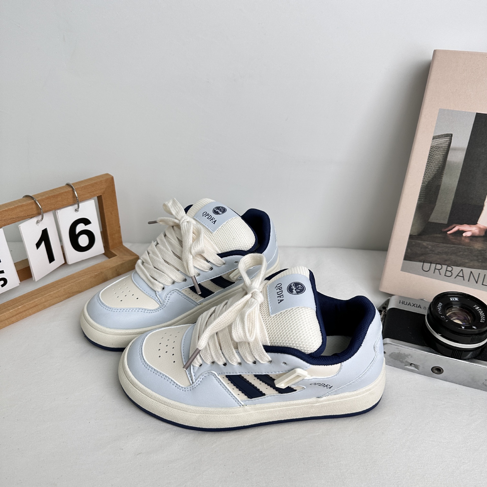 Yuanbo 2025 primavera nuevos zapatos de deporte para estudiantes, zapatos blancos de tendencia de todo fósforo para mujeres, zapatos de lona deportivos casuales coreanos, en nombre del cabello