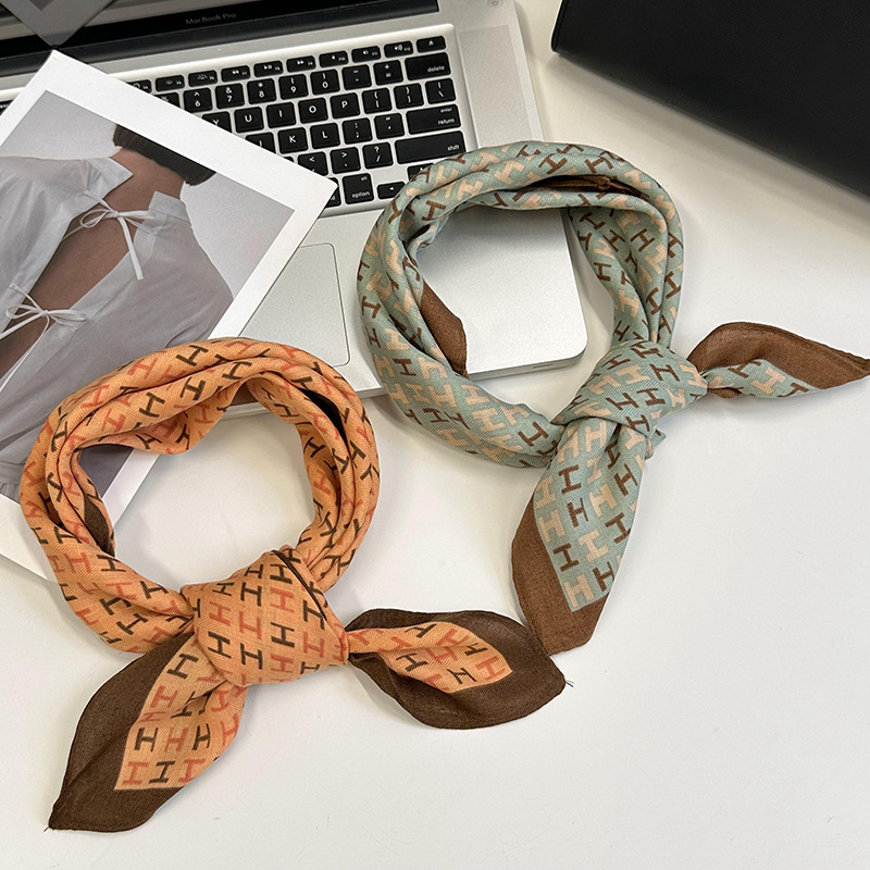 Bufandas de seda pequeñas bufandas cuadradas para mujeres versátiles 2025 nueva bufandas de algodón coreana de 65cm bufandas de seda correa de pelo al por mayor