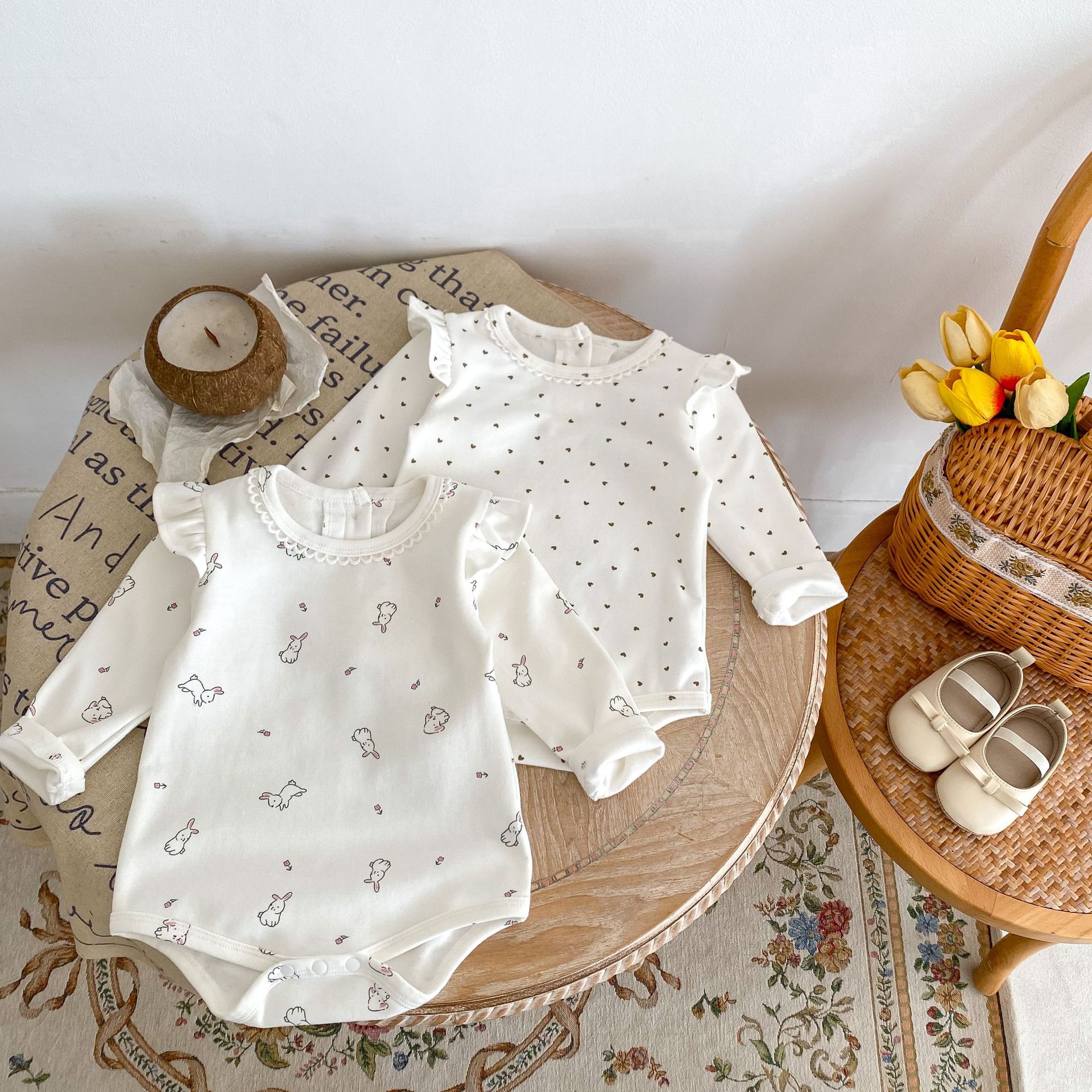 2024 Frühling 0-3 Jahre alte weibliche Baby gedruckt kleine fliegende lange Ärmel Ha Taschen Hintern Overall Crawler Kleidung_voghion.com