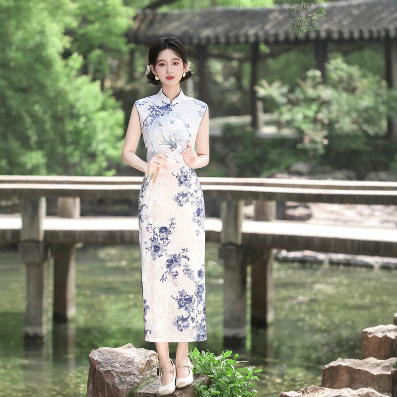 2026 Summer New Velvet Qipao Chinese Style Slim Retro Fitted Long Sleeveless Wedding Banquet Performance Dress Wholesale 2026 Summer New Velvet Qipao Chinese Style Slim Retro Fitted Long Sleeveless Wedding Banquet Performance Dress Wholesale