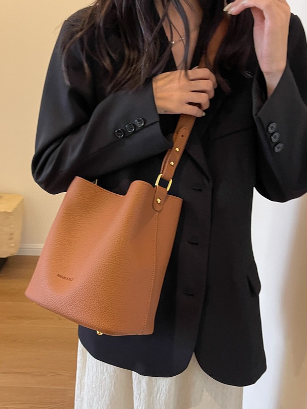 Retro bag for women autumn and winter 2023 new fashion simple shoulder bag large capacity commuter crossbody bucket bag