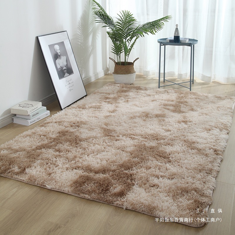 シンプルで厚いじゅうたんの寝室のベッドの上でかわいい少女の部屋はソファーのお茶のいくつかの客間の窓の毛布のマットを敷きます。|undefined