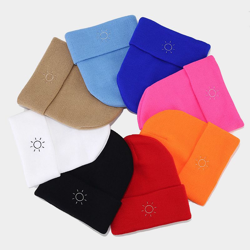 El otoño y el invierno nuevo sol simple bordado moda rizador pelo sombrero hombres y mujeres personalidad de la calle simple lana sombrero de punto