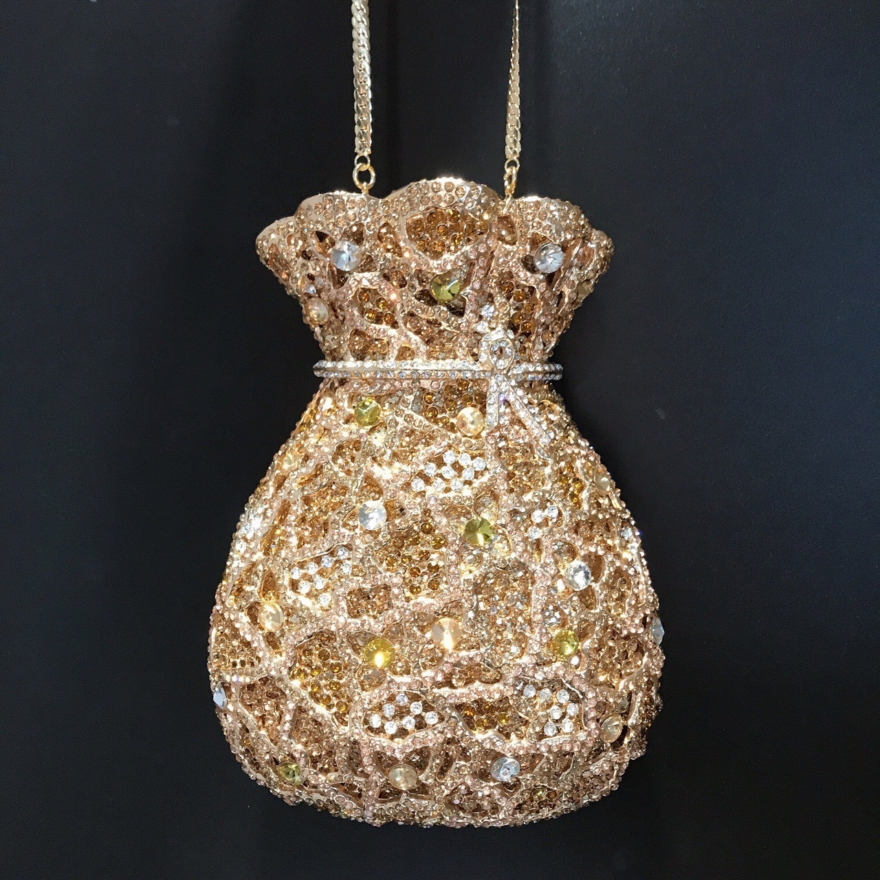 Clutch nuevo vaso de diamantes bolsas de cena bolsas de maquillaje europeas y estadounidenses perforadas a mano bolsas de mano de metal agujeradas