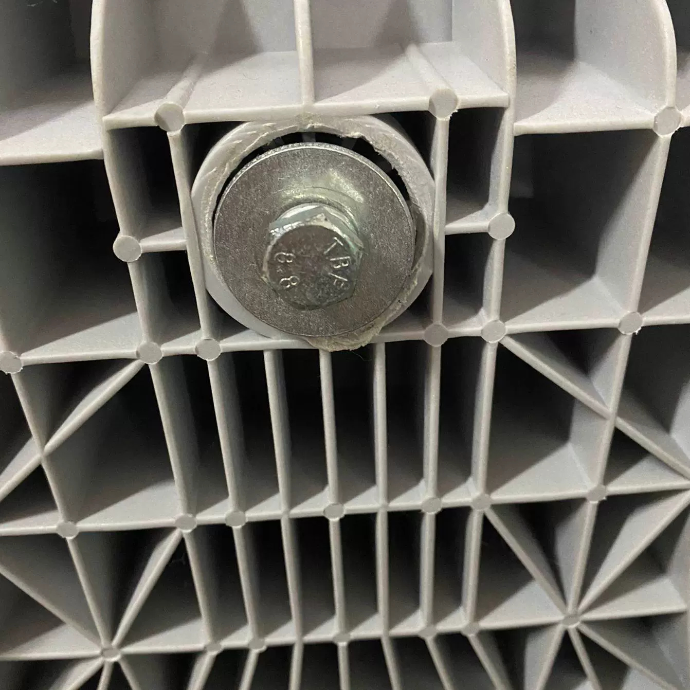 Защитный адаптер для винтовых аксессуаров основания детского обучающего стула, 2 винта шасси в упаковке.