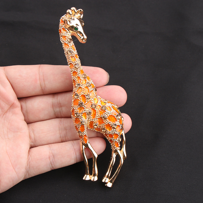 European and American Hot-Selling Giraffe Brooch, Fashionable and Versatile Animal Brooch, Diamond-Encrusted Enamel Pin Accessories, Ready for Sale